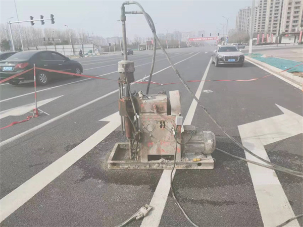 乌烈镇公路路面下沉沉降开裂注浆加固施工